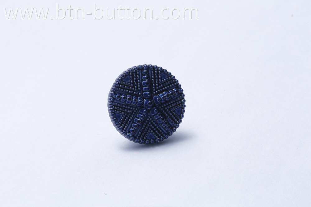 Four metal buttons for denim jacket